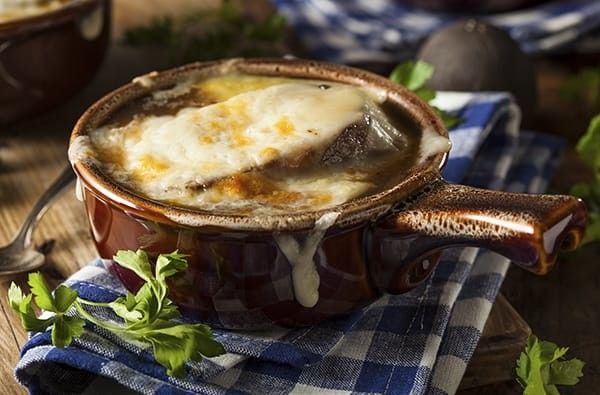 Zuppa di Cipolle: Quattordicesima Tappa nella Cucina Francese