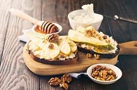 Crostini formaggio e pere