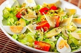 Insalata con avocado uova e formaggio