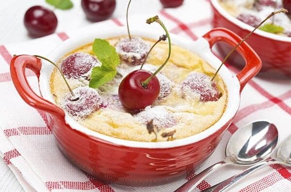 Clafoutis un tipico dolce al forno della tradizione francese