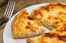 Crostata di pane con formaggio e mortadella