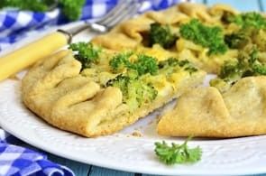 Pasta brisée con broccoli, patate e camembert