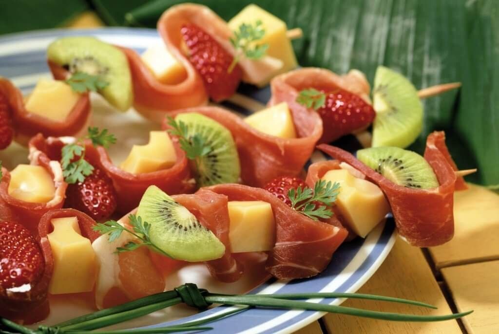 Spiedini di Emmental con frutta fresca