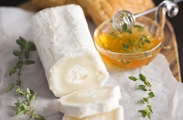 Questo formaggio caprino ha un carattere intenso e deciso, per questo si abbina bene a ingredienti semplici e naturali, che assumeranno un gusto del tutto nuovo dal felice incontro con la sua morbidezza e sapidità. Tra le ricette con Tronchetto di Capra vanno per la maggiore le insalate, ottime sia come piatto unico che come secondo, che possono essere realizzate in modo classico o anche con un po' di estro creativo. Per valorizzare un'insalata classica, a base per esempio di lattuga (250 g), potete realizzare dei crostini croccanti tagliando a fettine una baguette e mettendole in forno per 10 minuti a 180°. Una volta pronti i crostini di baguette, spalmateci sopra il Tronchetto di Capra (100 g), prelevandone delle piccole porzioni per volta. Tagliate a metà dei pomodori ciliegini (80 g), pulite e sminuzzate due gambi di sedano, tagliate a fettine due uova sode e mettete tutti gli ingredienti all'interno di una zuppiera insieme all'insalata. In superficie disponete i vostri crostini tostati con Tronchetto di Capra e condite con un filo d'olio, una spruzzata di aceto e una manciata di sale. Presentate in tavola questa allegra insalata caprina, che vi darà l'impressione di essere in un tipico bistrot parigino a gustare un pasto leggero e sfizioso, nel rispetto dello stile e del gusto francese. Se volete invece provare una ricetta più estrosa ma altrettanto veloce da realizzare e gustosa da mangiare, potete provare ad abbinare il Tronchetto di Capra Président alla frutta, per realizzare un'insalata dal gusto agrodolce molto particolare. Per prima cosa preparate l'insalata di frutta: lavate e sbucciate una mela, poi riducetela in quattro spicchi e tagliateli a fettine abbastanza sottili; sbucciate un'arancia, privatela delle pellicine in eccesso e spicchiatela. Disponete la frutta in un piatto da portata, creando uno strato di fettine di mela e su di esso uno strato di spicchi d'arancia. A parte, in una ciotolina, mettete 6 foglie di basilico e 6 foglie di menta finemente tritate e aggiungete olio extravergine di oliva, aceto balsamico, sale e aneto. Una volta creato il condimento, usatene una parte per condire la frutta in modo che si insaporisca e lasciate il resto da parte per il finale. Per terminare la vostra insalata agrodolce, dedicatevi ora al formaggio: tagliate il Tronchetto di Capra Président (200 g) a fette dello spessore di un cm; scottatele in una padella antiaderente ben calda e lasciatele sul fuoco dolce fino a quando non si sarà formata una crosticina. A questo punto ponete le fette di formaggio scaldate sopra la frutta, cospargete la superficie con il restante condimento e servite in tavola.