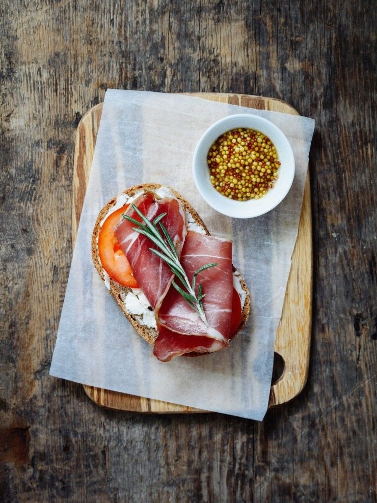 Bruschette di prosciutto crudo e formaggio di capra