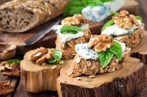 Crostini roquefort e noci
