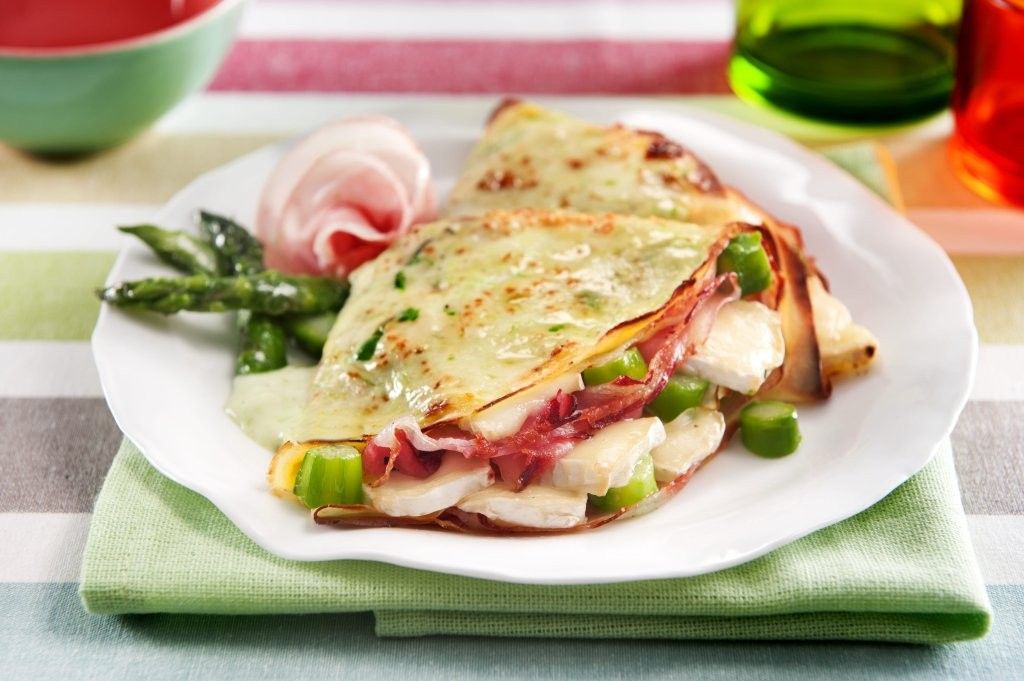 Crêpes gratinate con asparagi, pancetta arrotolata e brie