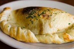 Calzone carciofi, funghi e brie