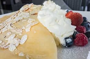 Crêpes con gelato e frutti di bosco