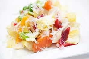 Insalata belga con arancia, noci, emmental