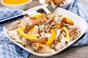 Insalata con funghi, emmental e noci