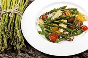 Insalata di asparagi, carciofi, fagiolini e camembert
