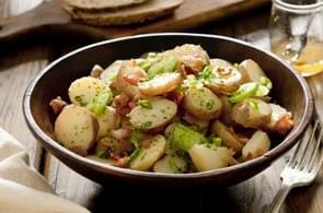 Insalata di patate con camembert e pancetta