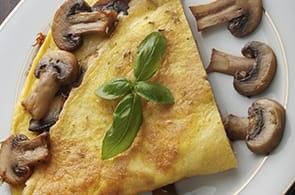 Omelette con i funghi e formaggio di capra