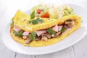 Omelette funghi, prosciutto e brie