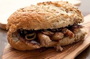 Panino mirtilli, salsiccia e brie