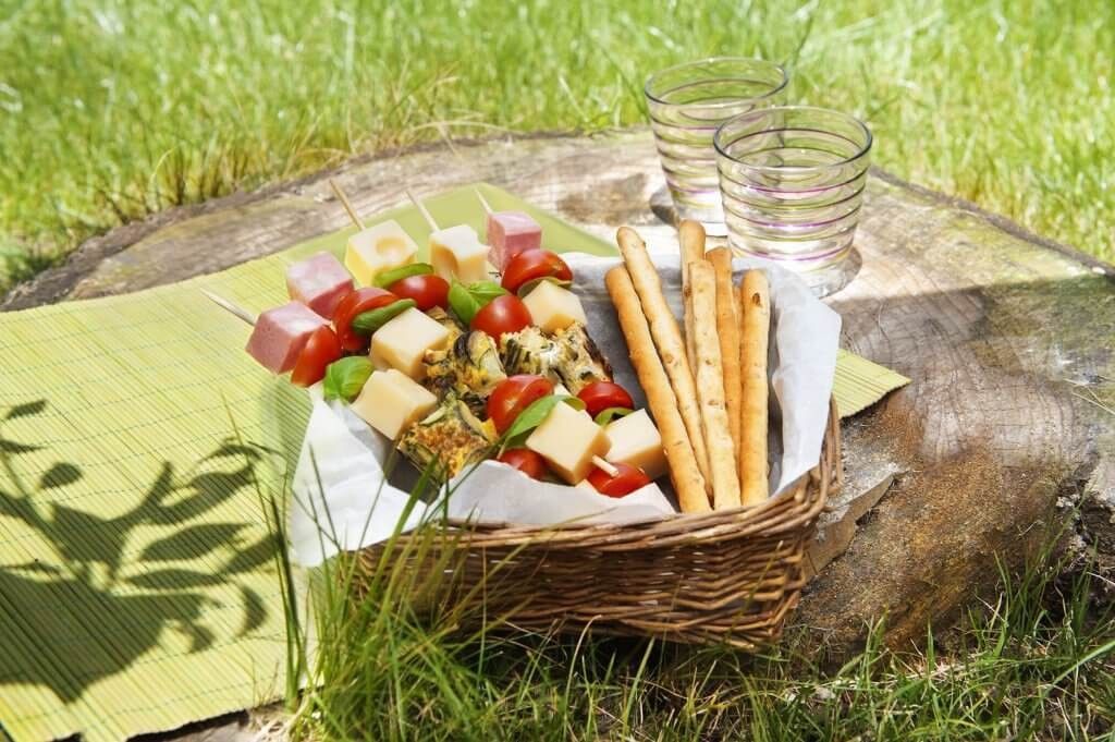 Spiedini arcobaleno con emmental, frittata e pomodorini