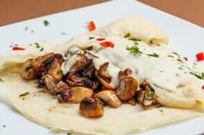 Crêpes con salsicce e funghi