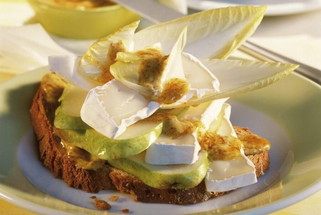 Insalatina di pere e Camembert con senape