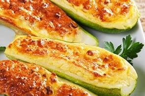 Zucchine ripiene di camembert e salsiccia