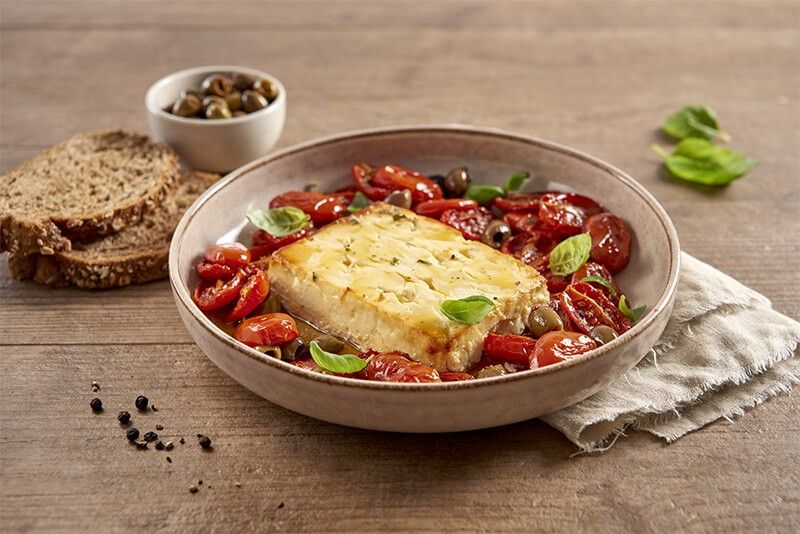 Feta greca al forno con pomodorini e basilico