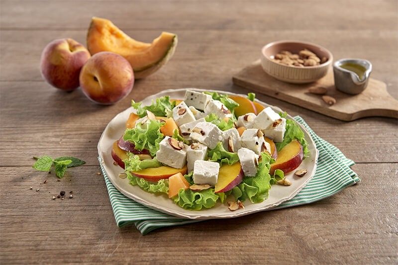Insalata estiva con feta, melone e pesche