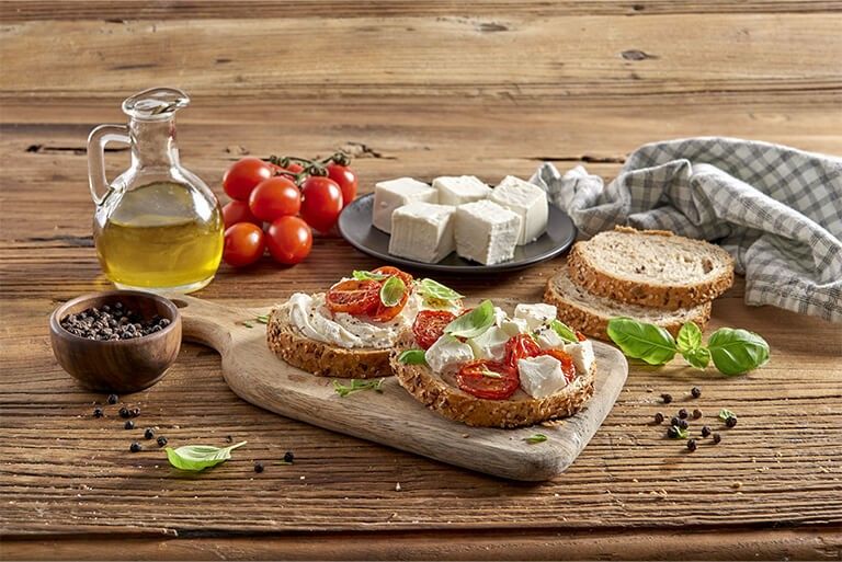 Bruschette con pomodorini e feta