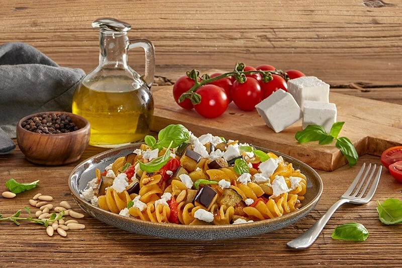 Pasta con Melanzane Pinoli e Feta
