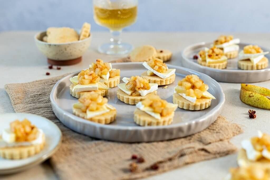 Biscotto di sablé salata con brie e dadolata di pere tostate al pepe di Sichuan