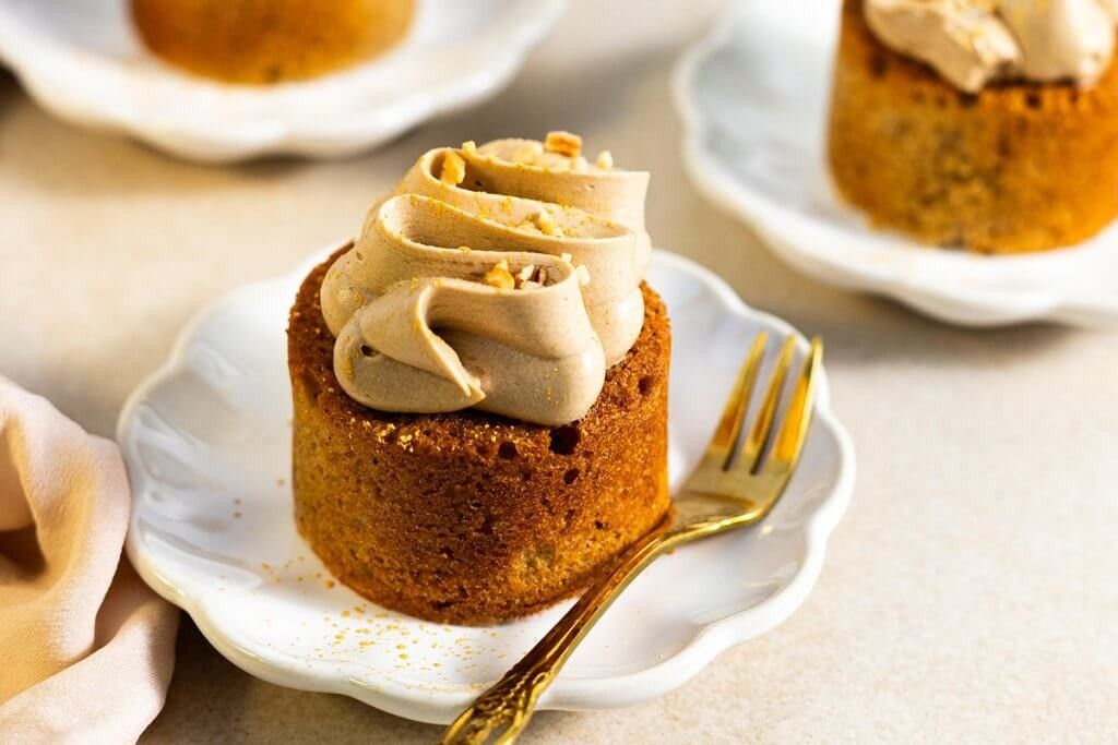 Tortino alla nocciola e caffè con crema al burro meringata al caffè e cioccolato bianco