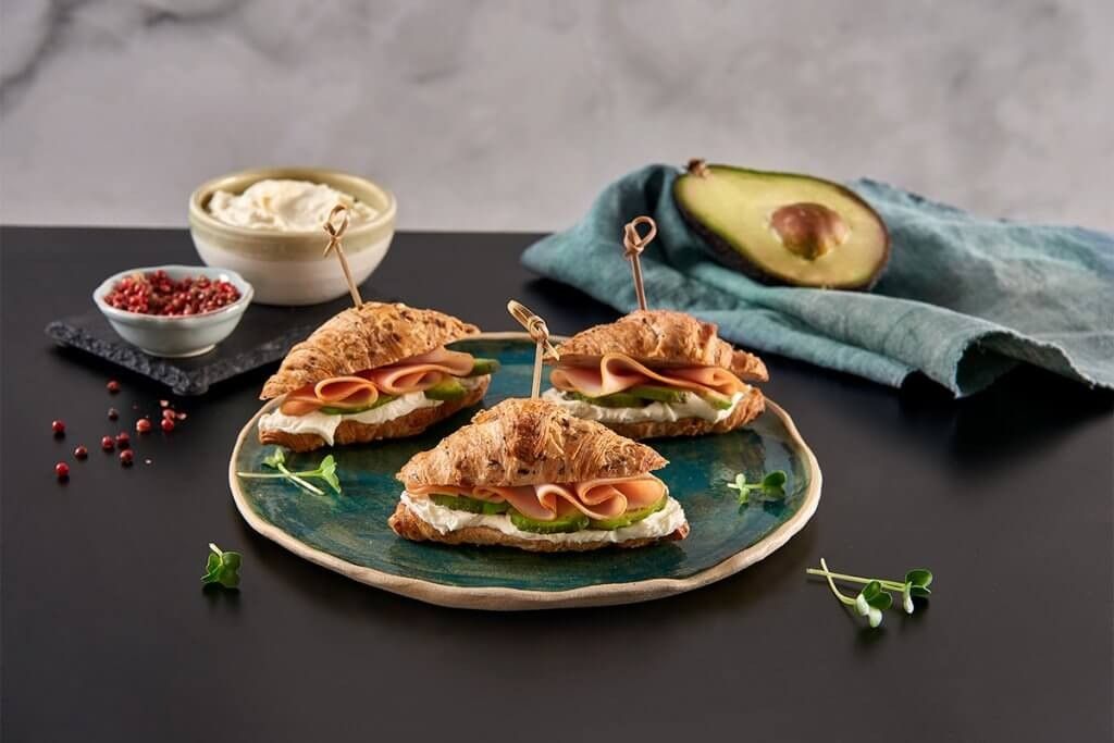 Paninetti o croissant salati con formaggio spalmabile, fesa di tacchino e avocado