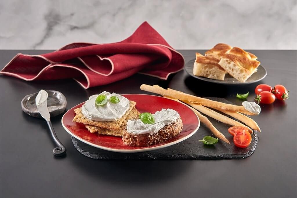 Spalmabile con pane, grissini e cracker